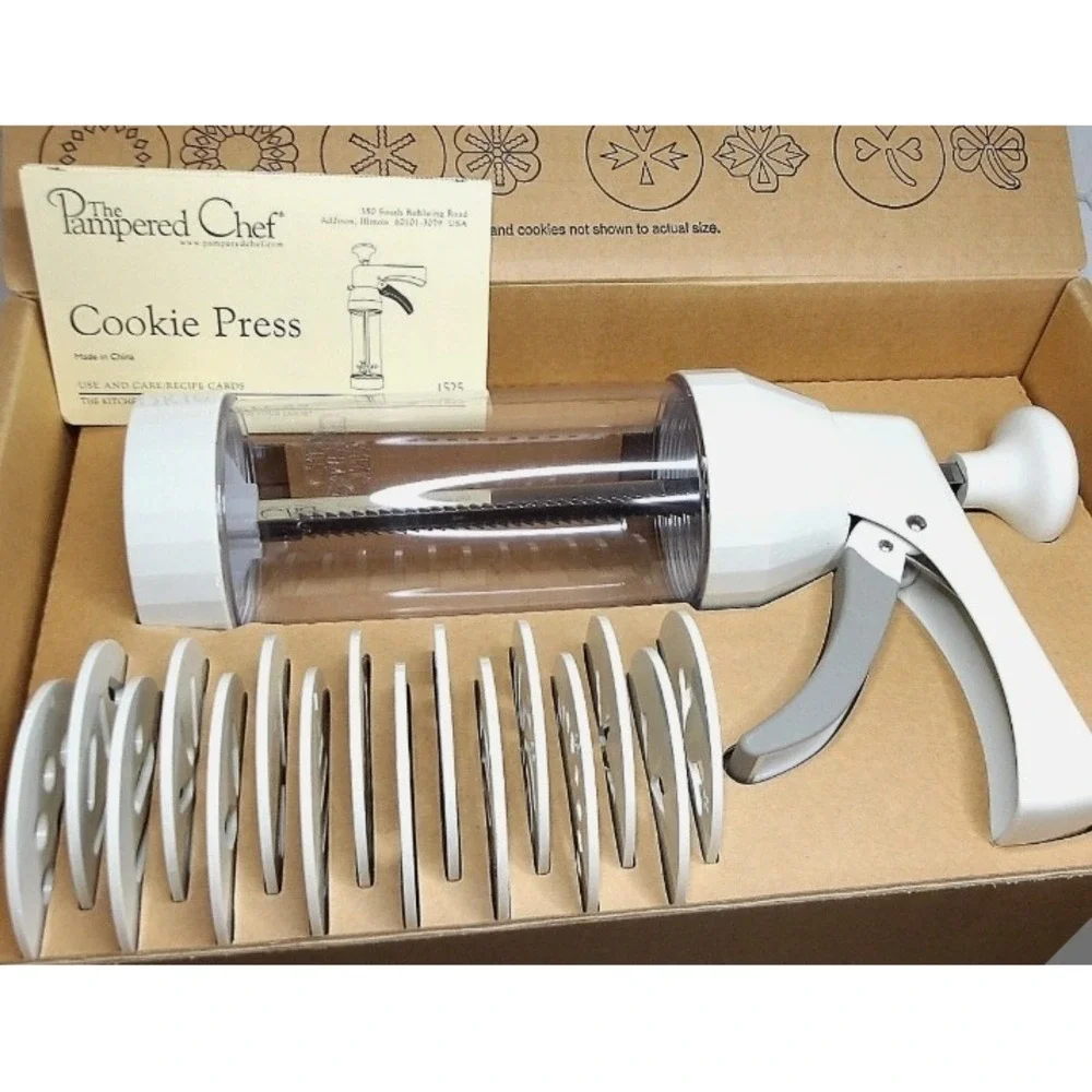 New Pampered Chef #11525 Cookie Press w/16 Unique White Discs - NIB